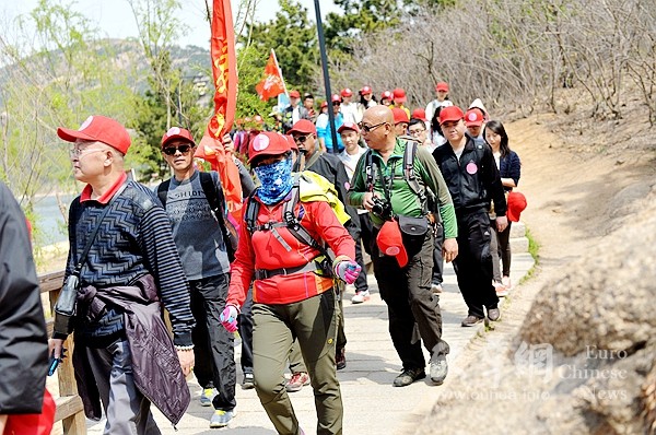 图：7000余名市民在黄岛区大珠山旅游风景区参加了登山活动。