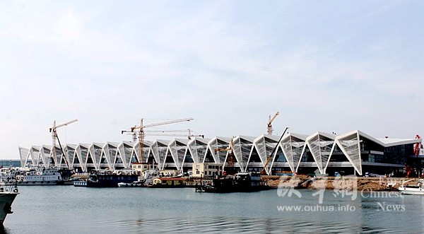 图：正在建设中的邮轮母港客运中心。
