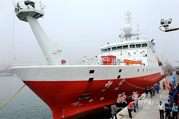 图：2014年4月8日，“科学”号首航仪式在青岛中苑码头举行。李紫恒