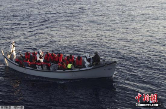 资料图；当地时间2016年1月28日，意大利地中海，海岸警卫队当天从地中海救起411名非法移民。
