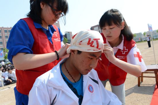 青岛红十字志愿者在提供应急救助指导。