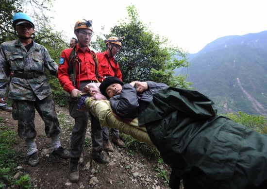 青岛蓝天救援队在四川地震灾区开展救援服务