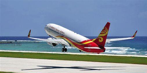 13日，海南航空公司的客机从渚碧礁新建机场起飞返回海口。新华社发