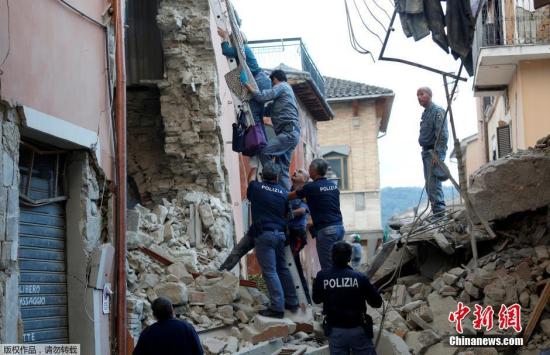 当地时间8月24日凌晨，意大利中部地区发生6级以上地震，首都罗马震感强烈，部分建筑在地震时晃动大约20秒。意大利民防部门称，已经接到房屋倒塌的报告。图为救援人员救出一位女性。