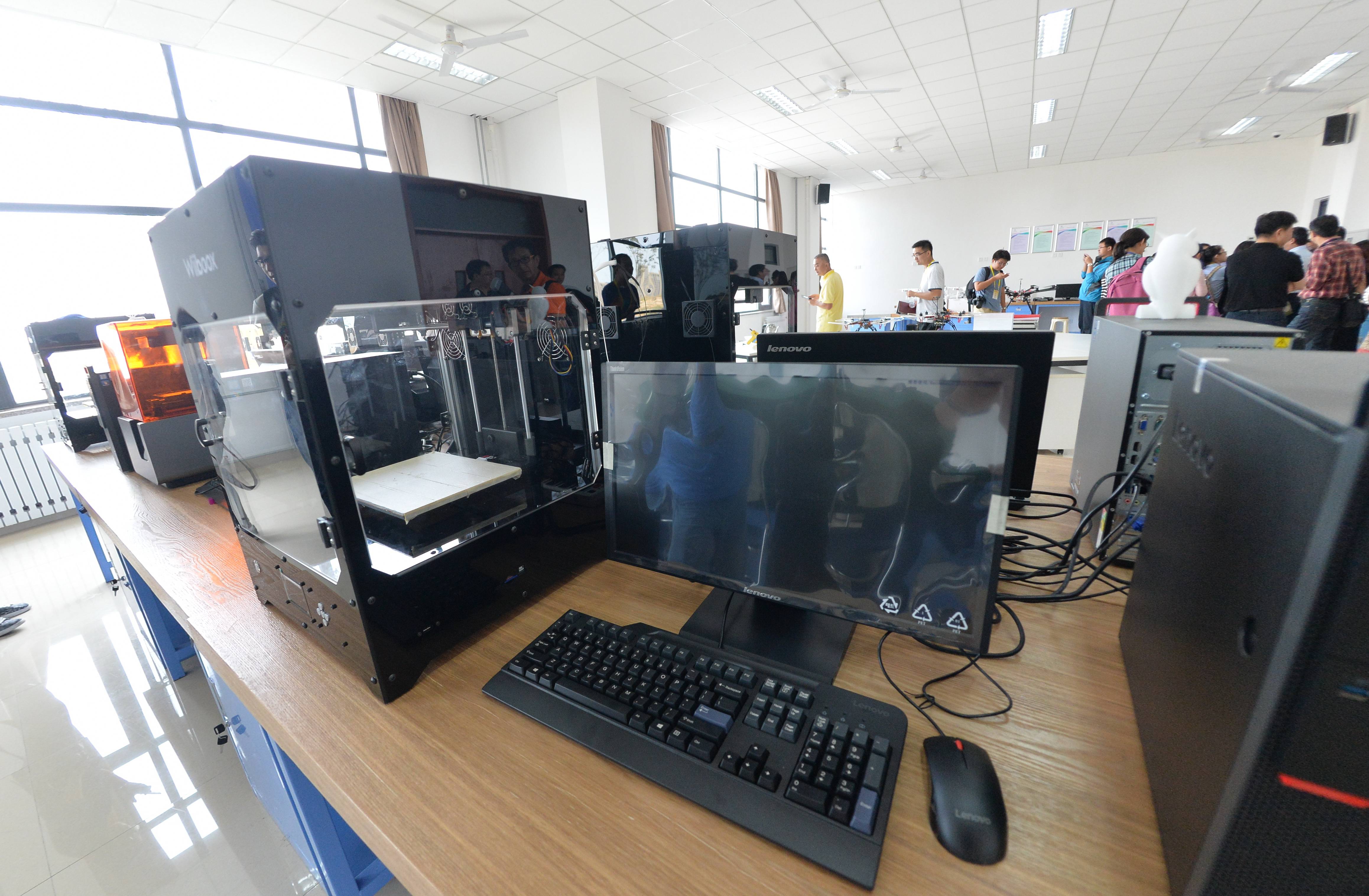 【配图：山东大学青岛校区先进的3D打印研究中心。周光辉