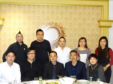 林亚松律师（前左2）与协会成员在一起。