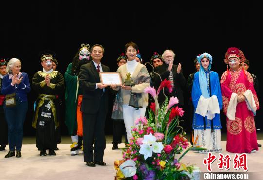 图为巴黎中国文化中心主任苏旭(前左)为赢得“塞纳大奖”的《锁麟囊》演出方中国国家京剧院代表颁奖。 龙剑武 摄