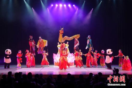 当地时间1月6日晚，2017年“文化中国·四海同春”访演活动首场演出在日本名古屋市青少年中心剧场上演。图为人偶同台开场歌舞《欢庆》。中新社记者