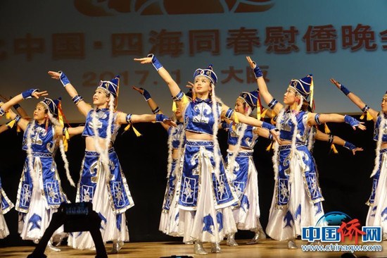 当地华侨华人表演蒙古舞《美丽的草原我的家》。中新社记者