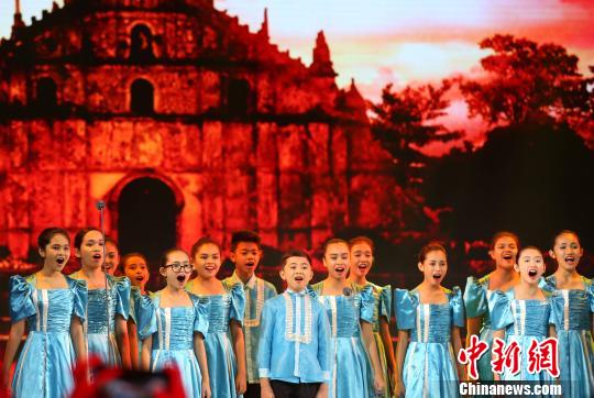 菲律宾儿童合唱团表演。　王刚　摄