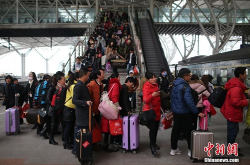 1月10日，大批旅客在南京火车站乘坐火车出行。春运临近，大批外来务工人员和高校提前放假的学生为避开乘车高峰开始提前返乡，火车站、汽车站等交通窗口客流先涌。中新社记者