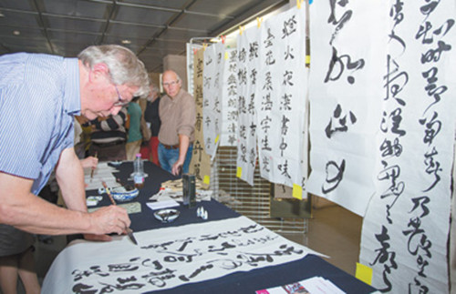 日内瓦大学孔子学院举办的中国书法展示活动上，一位当地汉语爱好者展示书法技艺。(资料图)