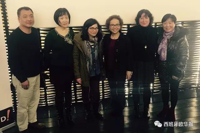 参加华人春节新闻发布会的华人代表与ROMI（左三）区长和筹备组负责人CHONCA（右二）