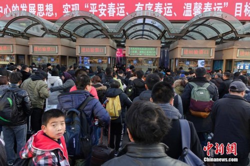 1月23日，乘客准备进入北京站。中新社记者