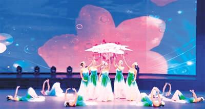 近日，“时间的花朵——2017北美高校大型春节晚会”在美国纽约州立大学帕切斯学院表演艺术中心举行。演出现场，来自中国的艺术家和32所美国名校的师生代表齐聚一堂，共同祝福天下华人家庭美满幸福，祖国繁荣昌盛。图为东方歌舞团表演舞蹈《茉莉花》。（宋娟娟提供）