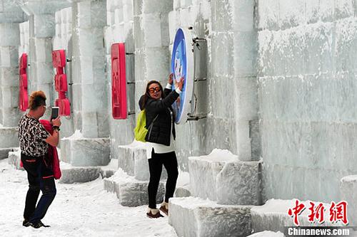 1月28日，辽宁沈阳，游客在冰雪大世界游玩。中新社记者
