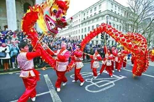 英国伦敦，华人及当地民众庆祝中国农历春节。(光明日报资料图)