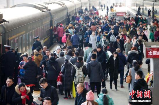 2月1日，山西太原，民众在火车站准备乘车。当日，中国铁路迎来返程客流高峰。