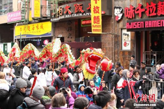 2月5日，纽约唐人街举行中国春节游行。图为游行者在表演中国传统舞龙。中新社记者