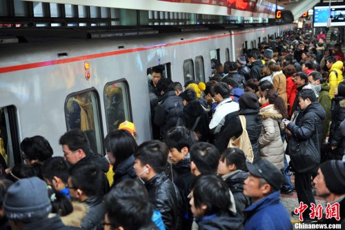 资料图：图为北京地铁四惠站早高峰人潮。中新网记者