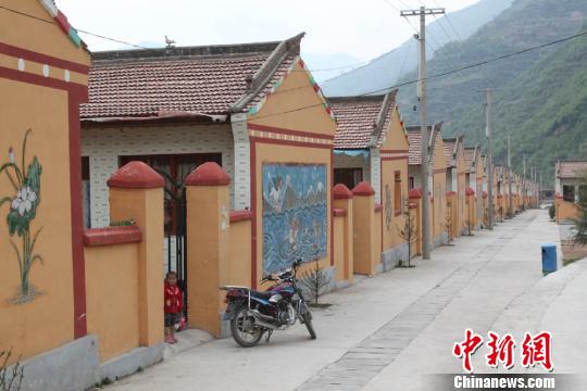 甘肃宕昌县藏族新农村一角。张玉玺