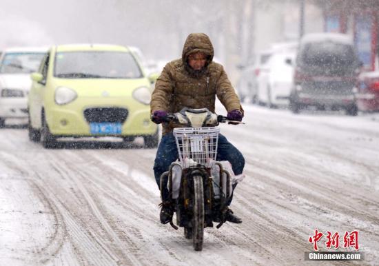 资料图：2月19日，新一轮强降雪天气再度“光临”新疆乌鲁木齐市。