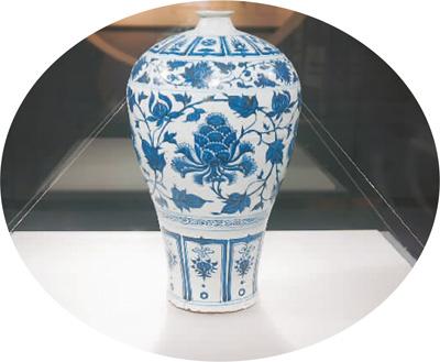 景德镇中国陶瓷博物馆馆藏的元代青花缠枝牡丹纹梅瓶。(王萌