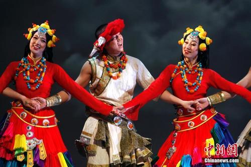 当地时间2月13日晚，2017“文化中国·四海同春”北美团在加拿大温哥华上演大型歌舞剧《传奇》，图为藏族歌舞《山那边》。
