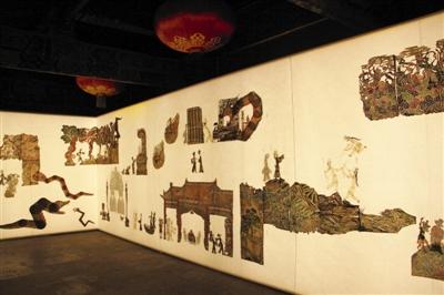 邬建安和皮影雕刻艺术家汪天稳合作过“化生：《白蛇传》的古本与今相”展，展览现场皮影影偶被缝制在透光绢布上。