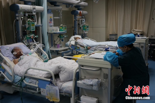 资料图：2017年1月27日，滨州医学院附属医院急诊科重症监护室，护士正在忙碌。中新网