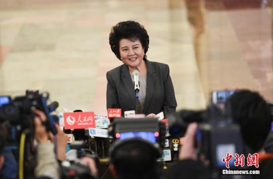 3月3日，全国政协十二届五次会议在北京人民大会堂开幕。国务院侨务办公室主任裘援平在“部长通道”接受记者采访。中新社记者