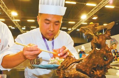 一位正在参加厨艺比赛的中国厨师。人民网