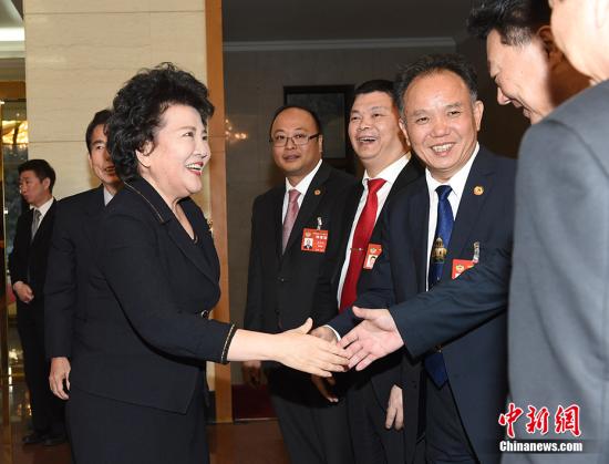 3月9日，中国国务院侨办主任裘援平在北京会见列席全国政协十二届五次会议海外侨胞代表。
