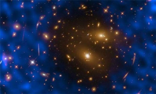 ▲研究人员使用ALMA望远镜阵列观测到一处神秘星系团形成的“射电洞”