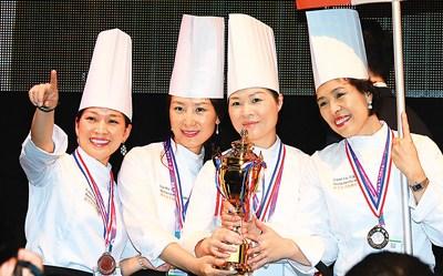 2016年9月21日，在荷兰举行的第八届中国烹饪世界大赛上，获奖选手在领奖台上庆祝。