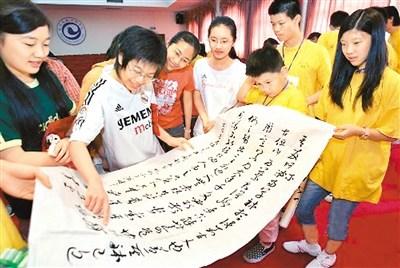 寻根之旅夏令营上，杭州学生与华裔学生交流书法作品。