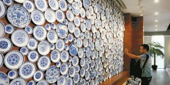 景德镇陶溪川，一面用400多块青花瓷盘拼成的瓷盘墙。（程万海