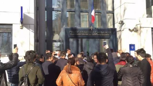 旅法华人自发到巴黎19区警察局门口抗议。
