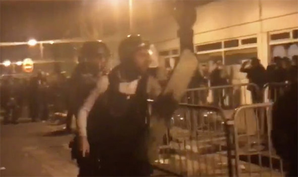 示威者与警方发生冲突