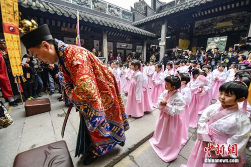 “三月三·荔枝湾”北帝诞活动中，60名学童身着汉服进行开笔典礼仪式。（中新社记者