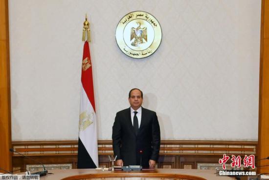 当地时间4月9日，埃及总统塞西与安全官员默哀一分钟，悼念爆炸袭击遇难者。据悉，塞西9日晚发表电视讲话，宣布埃及将进入为期三个月的紧急状态。