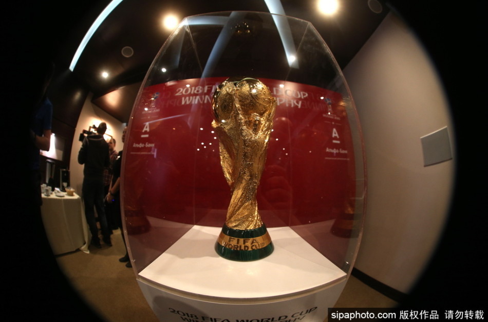 4月14日，俄罗斯莫斯科，组委会发布2017联合会杯和2018世界杯冠军奖杯。