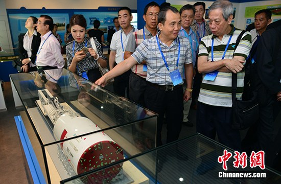 在广州出席海外华商与“一带一路”建设座谈会的海外嘉宾参观考察广州南沙自贸区(资料图)。