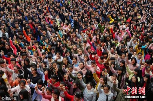 资料图：2月25日，河南省汝南一高举行高考百日誓师励志大会。图片来源：视觉中国