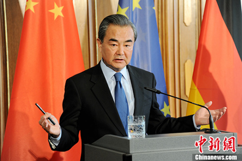 当地时间4月26日，中国外长王毅在柏林与德国副总理兼外长共见记者。