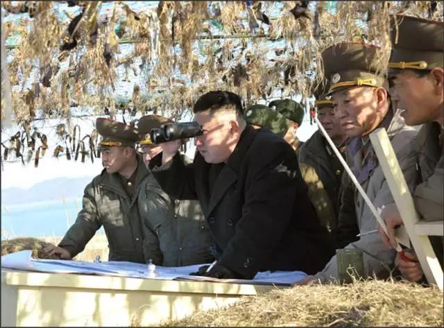 2013年3月11日，朝鲜最高领导人金正恩视察朝鲜西部前线部队。图｜新华