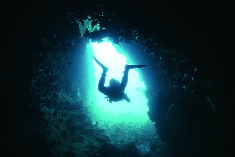 在泰国水底穿越海底洞穴