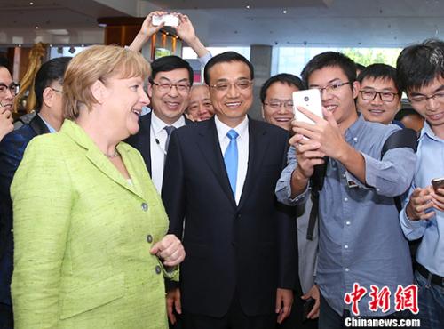 当地时间6月1日上午，中国国务院总理李克强在柏林与德国总理默克尔共同出席“中德论坛―共塑创新”。