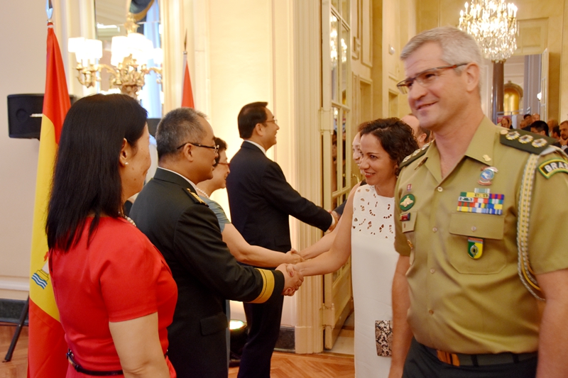 吕凡大使夫妇与金鸥武官夫妇迎接嘉宾