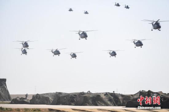 7月30日，庆祝中国人民解放军建军90周年阅兵在位于内蒙古的朱日和训练基地举行。图为空中突击梯队接受检阅。
